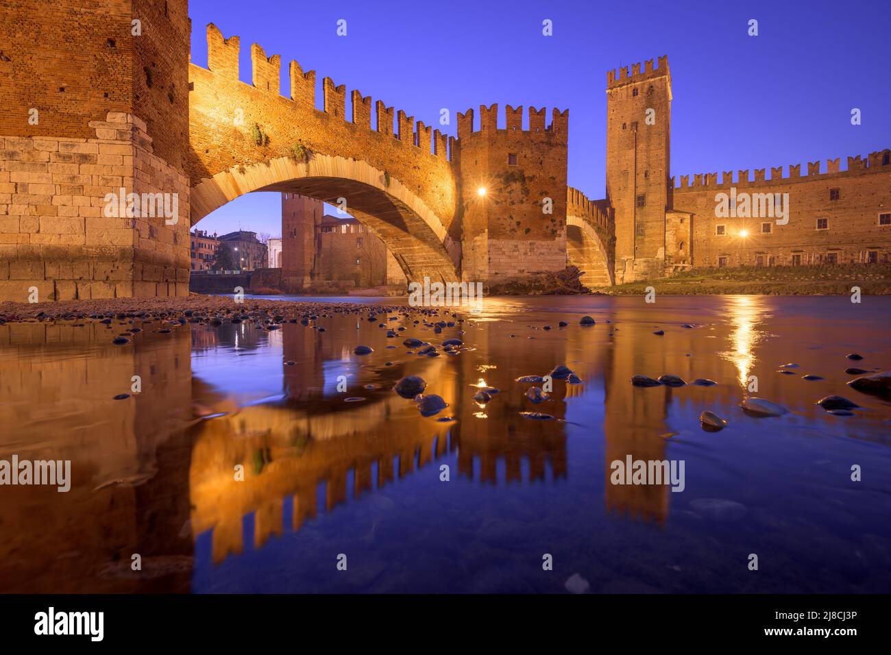 Ponte di Castelvecchio sull'Adige a Verona al crepuscolo. Foto Stock