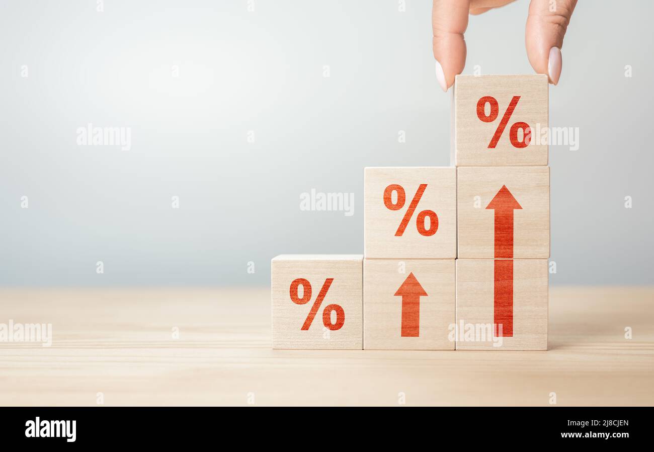 Inflazione monetaria. Blocchi di legno con segno di percentuale e freccia in su, crescita finanziaria, aumento di tasso di interesse, inflazione, prezzo di vendita e aumento di imposta ecc Foto Stock