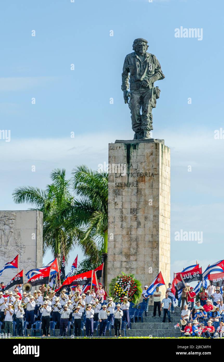 Principali integranti tribune sotto la scultura di che. La tradizionale festa di maggio o festa dei lavoratori si svolge ogni anno nella Rivoluzione S che Guevara Foto Stock