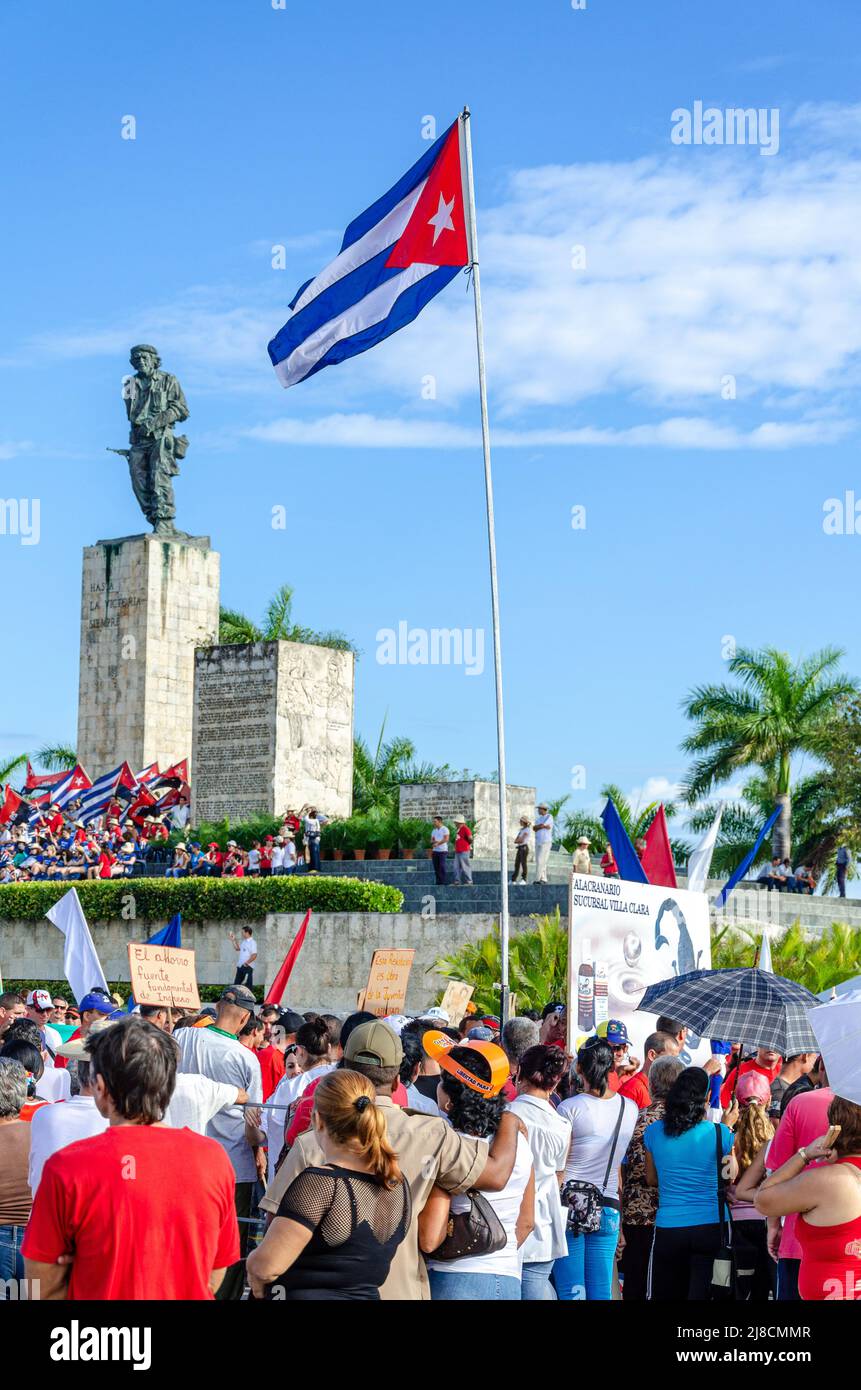 Bandiera cubana che sventola nella folla. La tradizionale festa di maggio o festa dei lavoratori si svolge ogni anno nella Piazza della Rivoluzione di che Guevara e nella memoria Foto Stock