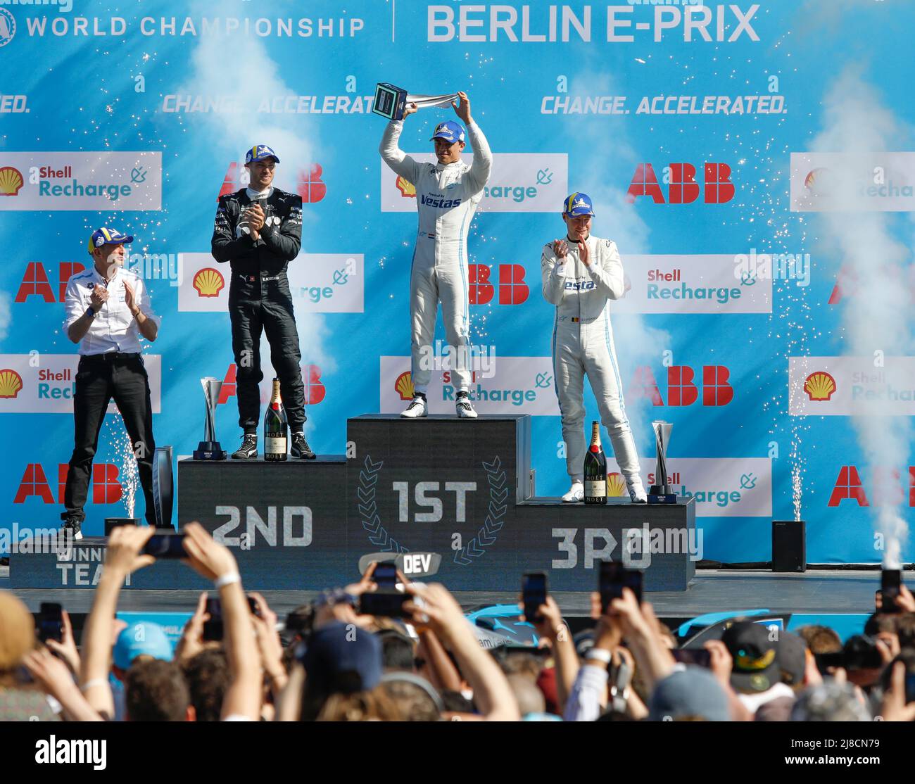 Berlino, Germania, 15th maggio 2022. 2022 Shell Recharge Berlin e-Prix, Round 8 del Campionato del mondo di Formula e ABB FIA 2021-22, circuito aeroportuale Tempelhof a Berlino, Germania nella foto: Nyck DE VRIES (NED) del Team Mercedes-EQ Formula e (1st), Edoardo MORTARA (SWI) del ROKIT Venturi Racing (2nd), e Stoffel VANDOORNE (bel) del Team Mercedes-EQ Formula e (3rd) sul podio © Piotr Zajac/Alamy Live News Foto Stock