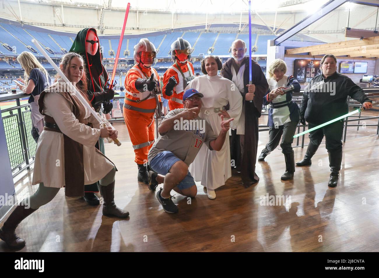 San Pietroburgo, Florida. USA; i fan si presentano con i personaggi di Star Wars il giorno "maggio i quattro (denti) sono con te" durante una partita di baseball della Major League tra il Foto Stock