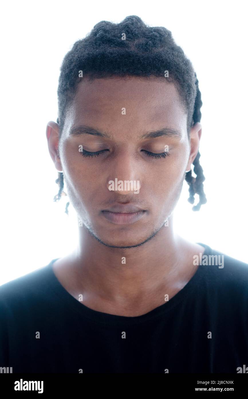 Giovane uomo afroamericano che pratica la meditazione Foto Stock