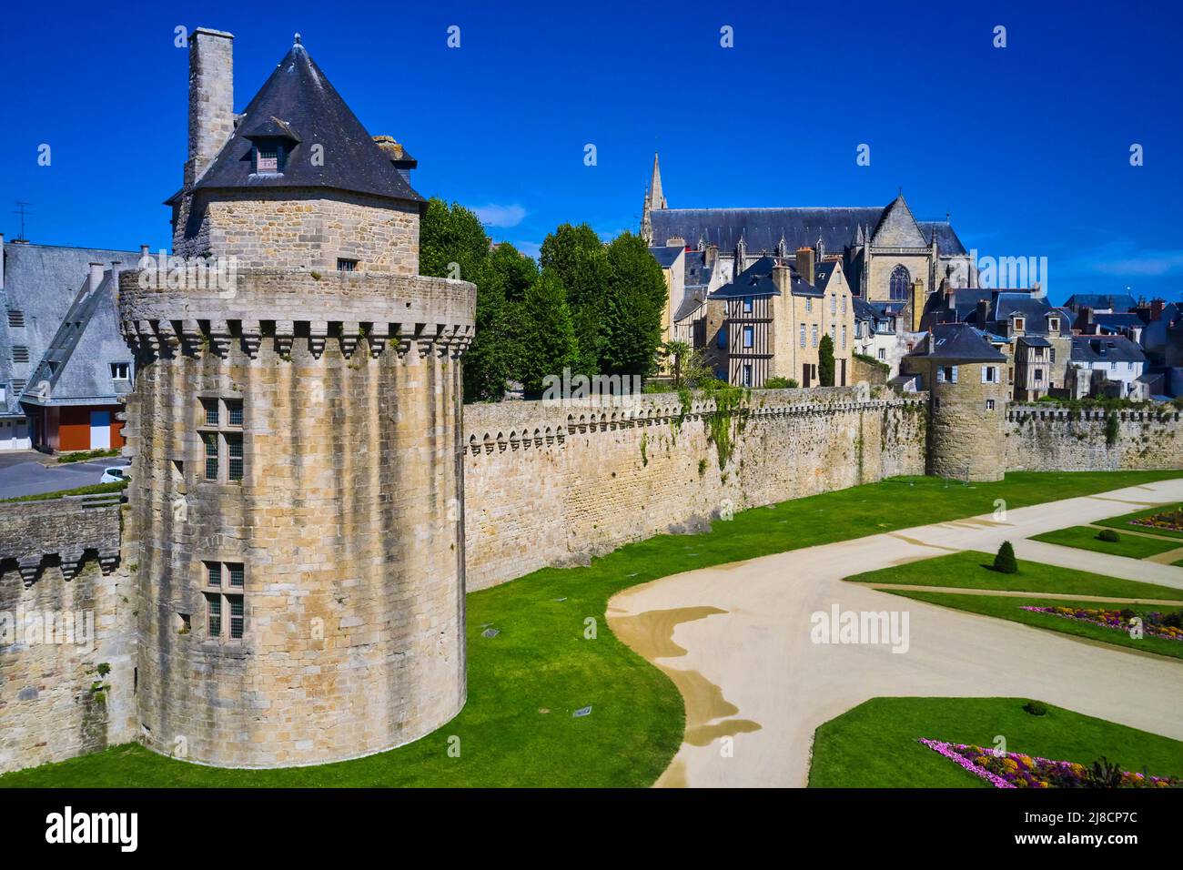 Francia, Morbihan, Golfo di Morbihan, Vannes, vista generale dei bastioni e il giardino dei bastioni di Vannes con la Torre Constable Foto Stock