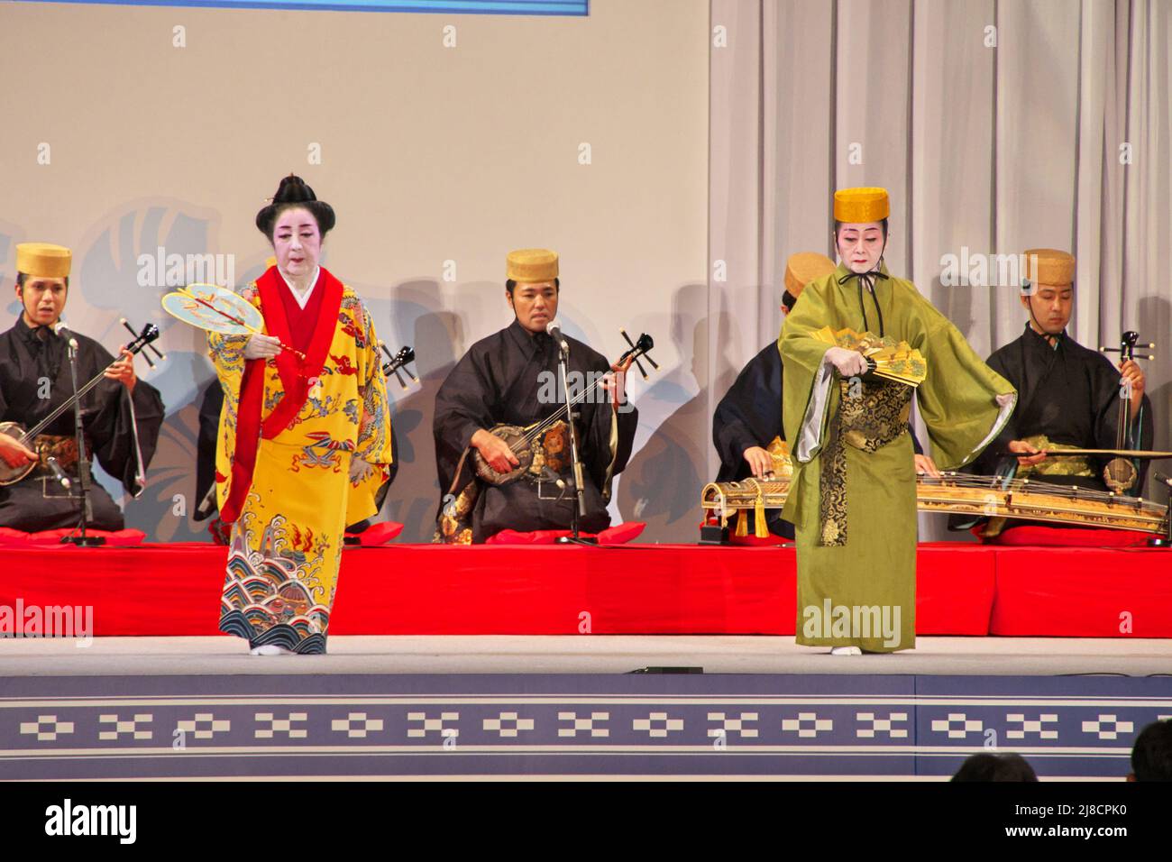 La tradizionale danza Ryukyu si esibirà durante la cerimonia del 50th° anniversario della riconversione di Okinawa a Ginowan, nella Prefettura di Okinawa, in Giappone, domenica 15 maggio 2022. Foto di Keizo Mori/UPI Foto Stock