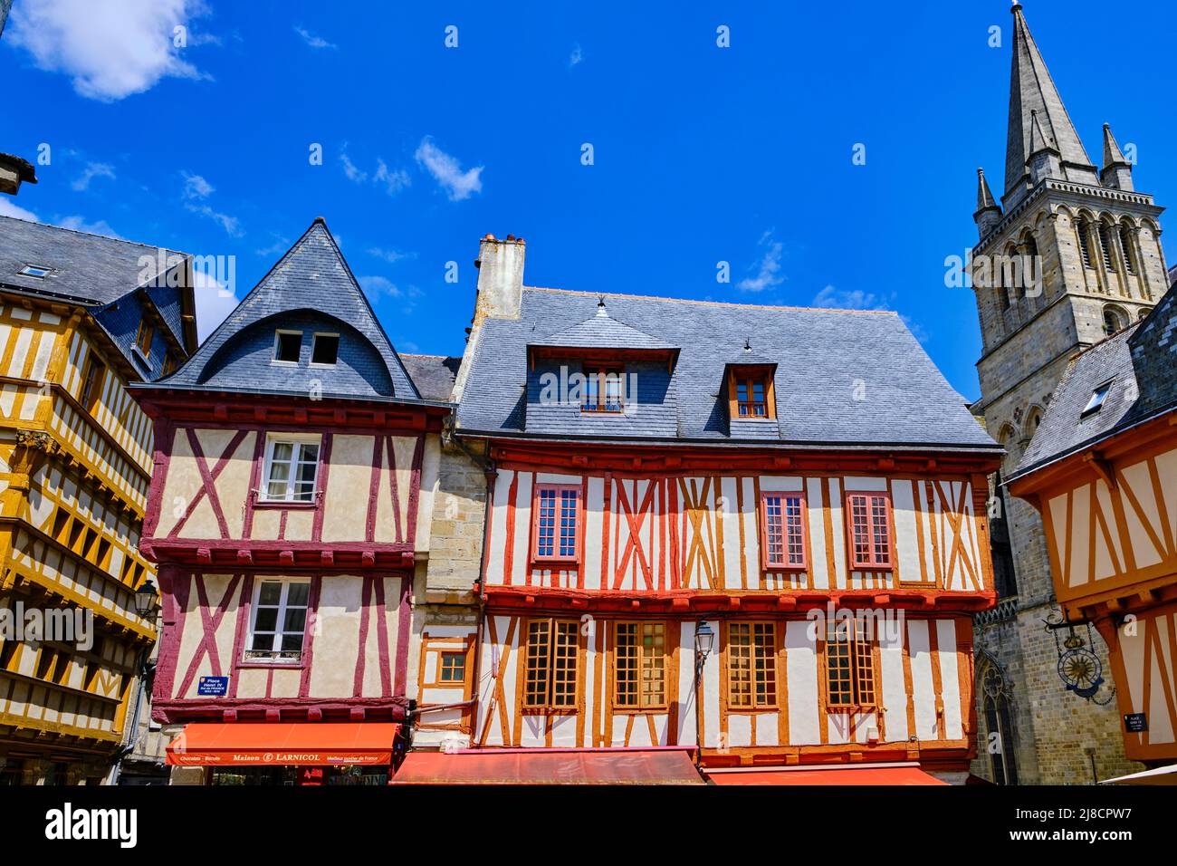 Francia, Morbihan, Golfo di Morbihan, Vannes, case a graticcio su Place Henri IV e la cattedrale Foto Stock