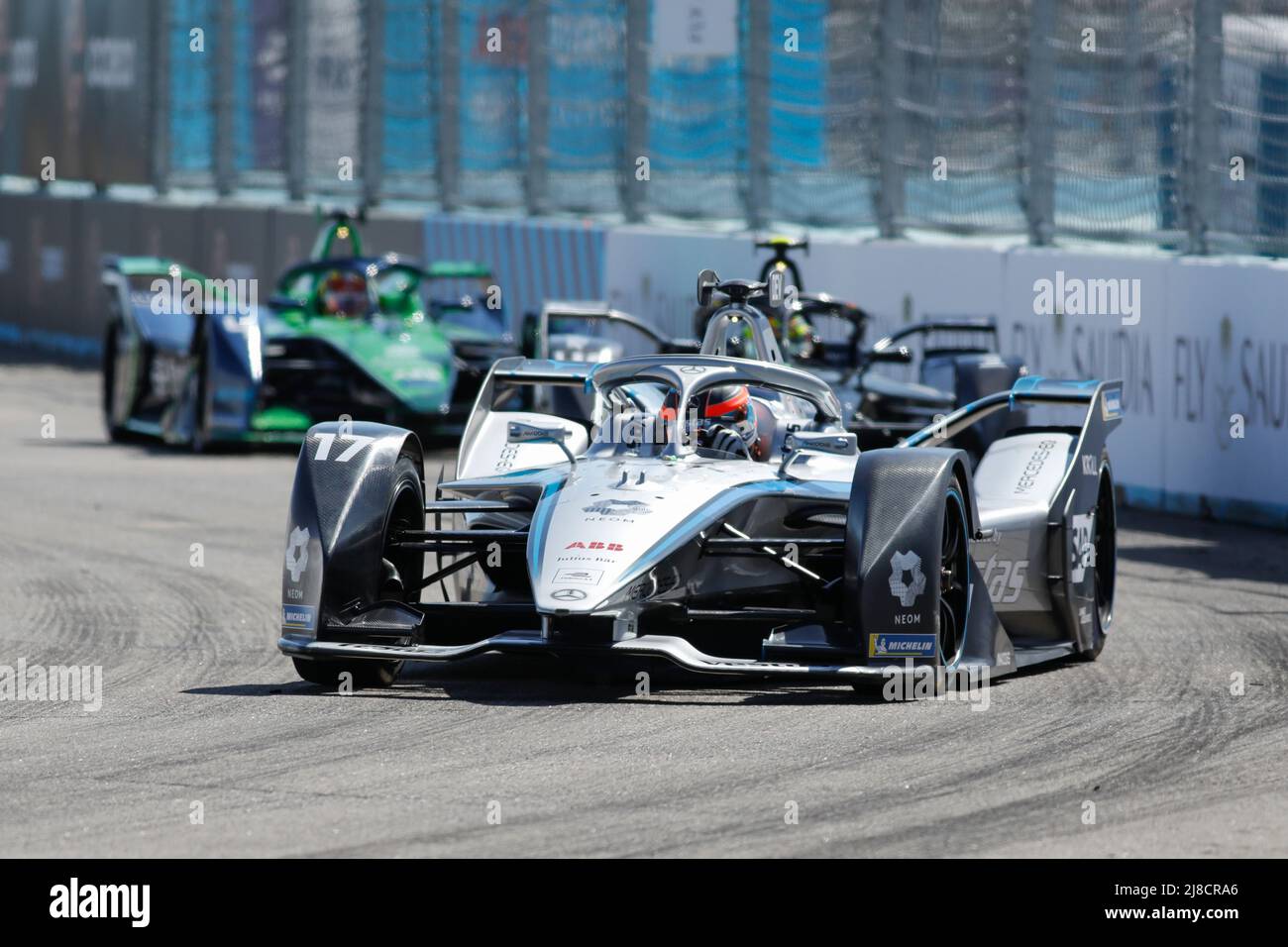 Berlino, Germania, 15th maggio 2022. 2022 Shell Recharge Berlin e-Prix, Round 8 del Campionato del mondo di Formula e ABB FIA 2021-22, Tempelhof Airport Circuit a Berlino, Germania nella foto: #17 Nyck DE VRIES (NED) del Team Mercedes-EQ Formula e alla guida della gara © Piotr Zajac/Alamy Live News Foto Stock