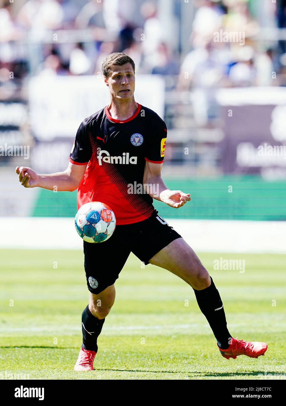 15 maggio 2022, Baden-Wuerttemberg, Sandhausen: Calcio: 2. Bundesliga, SV Sandhausen - Holstein Kiel, Matchday 34, BWT-Stadion am Hardtwald. Patrick Erras di Kiel gioca la palla. Foto: Uwe Anspach/dpa - NOTA IMPORTANTE: In conformità con i requisiti della DFL Deutsche Fußball Liga e della DFB Deutscher Fußball-Bund, è vietato utilizzare o utilizzare fotografie scattate nello stadio e/o della partita sotto forma di immagini di sequenza e/o serie di foto video-simili. Foto Stock
