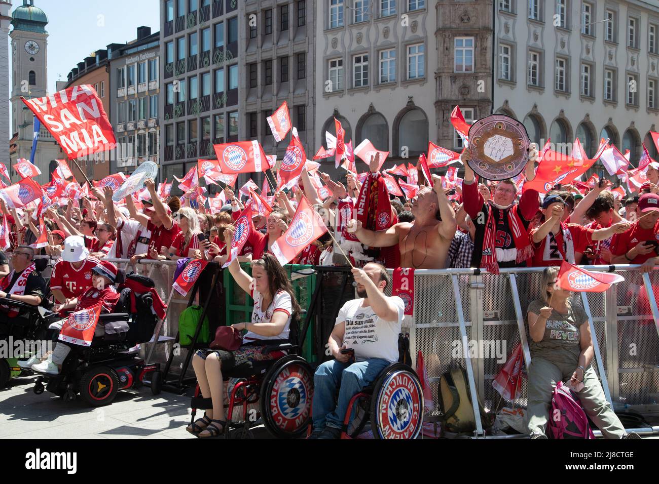 I tifosi festeggiano il 15 maggio 2022 alla celebrazione del campionato del Bayern Monaco nella sala comune di Monaco, in Germania. Il Bayern FC ha appena vinto il 10th Bundesliga consecutivo, un record. (Foto di Alexander Pohl/Sipa USA) Foto Stock