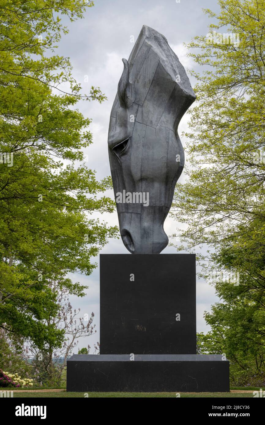 Horse Head scultura in metallo creata da NIC Fiddian-Green presso il RHS Wisley Gardens, Wisley, Surrey, Inghilterra, Regno Unito Foto Stock