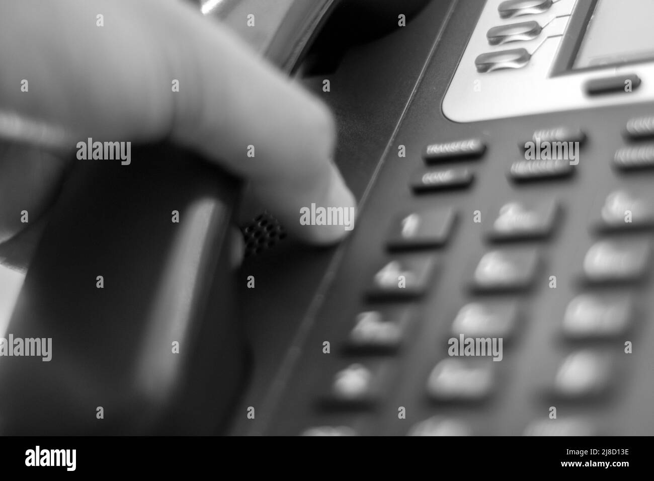 Chiamate ai servizi di linea telefonica di emergenza. Servizio numero di chiamata di emergenza. Attività di call center, utilizzo di telefoni e comunicazioni o assistenza con i clienti Foto Stock