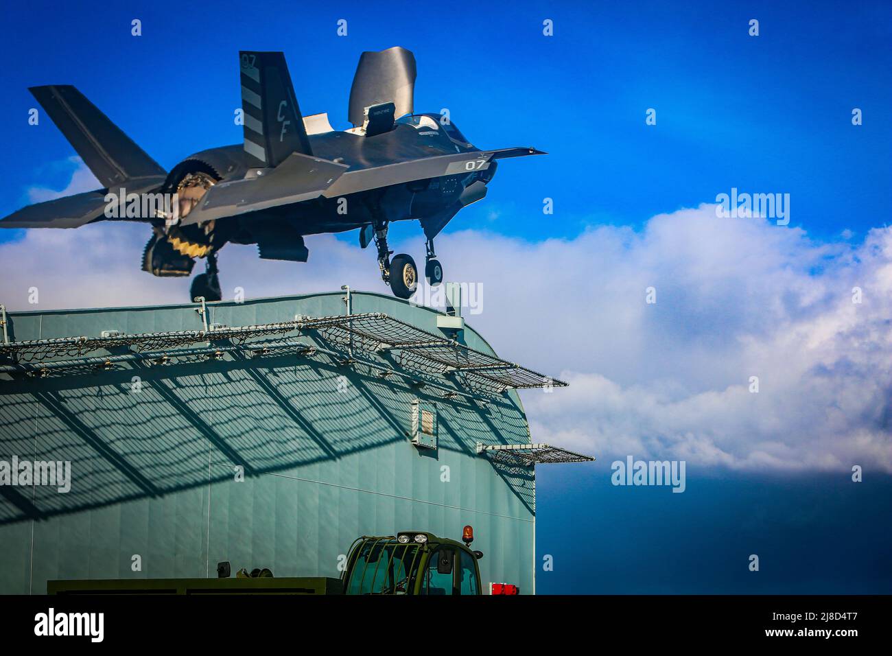 Un velivolo da caccia U.S. Marine Corps F-35B Lightning II, attaccato al Wake Island Avengers of Marine Fighter Attack Squadron 211, viene lanciato dal ponte di volo della Royal Navy Aircraft Carrier HMS Queen Elizabeth durante un esercizio di difesa aerea, il 10 ottobre 2020, che opera sul Mare del Nord. Foto Stock