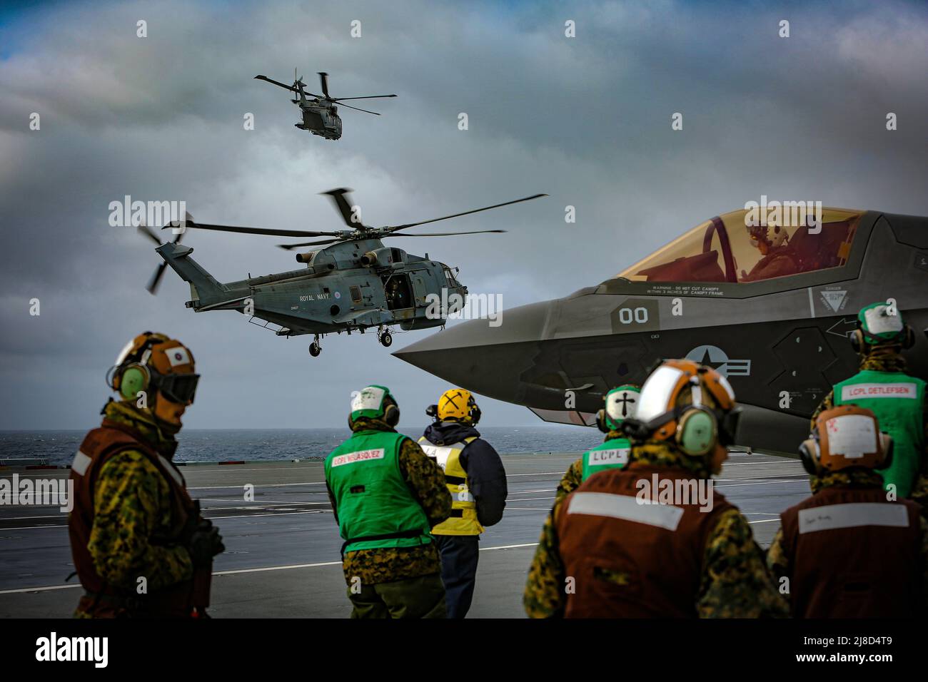 Gli equipaggi di volo del corpo dei Marine degli Stati Uniti preparano un aereo da caccia F-35B Lightning II, attaccato al Wake Island Avengers of Marine Fighter Attack Squadron 211, per il lancio dal ponte di volo della portaerei della Royal Navy britannica HMS Queen Elizabeth durante un esercizio di difesa aerea, settembre 27, 2020 operanti nel Mare del Nord. Foto Stock