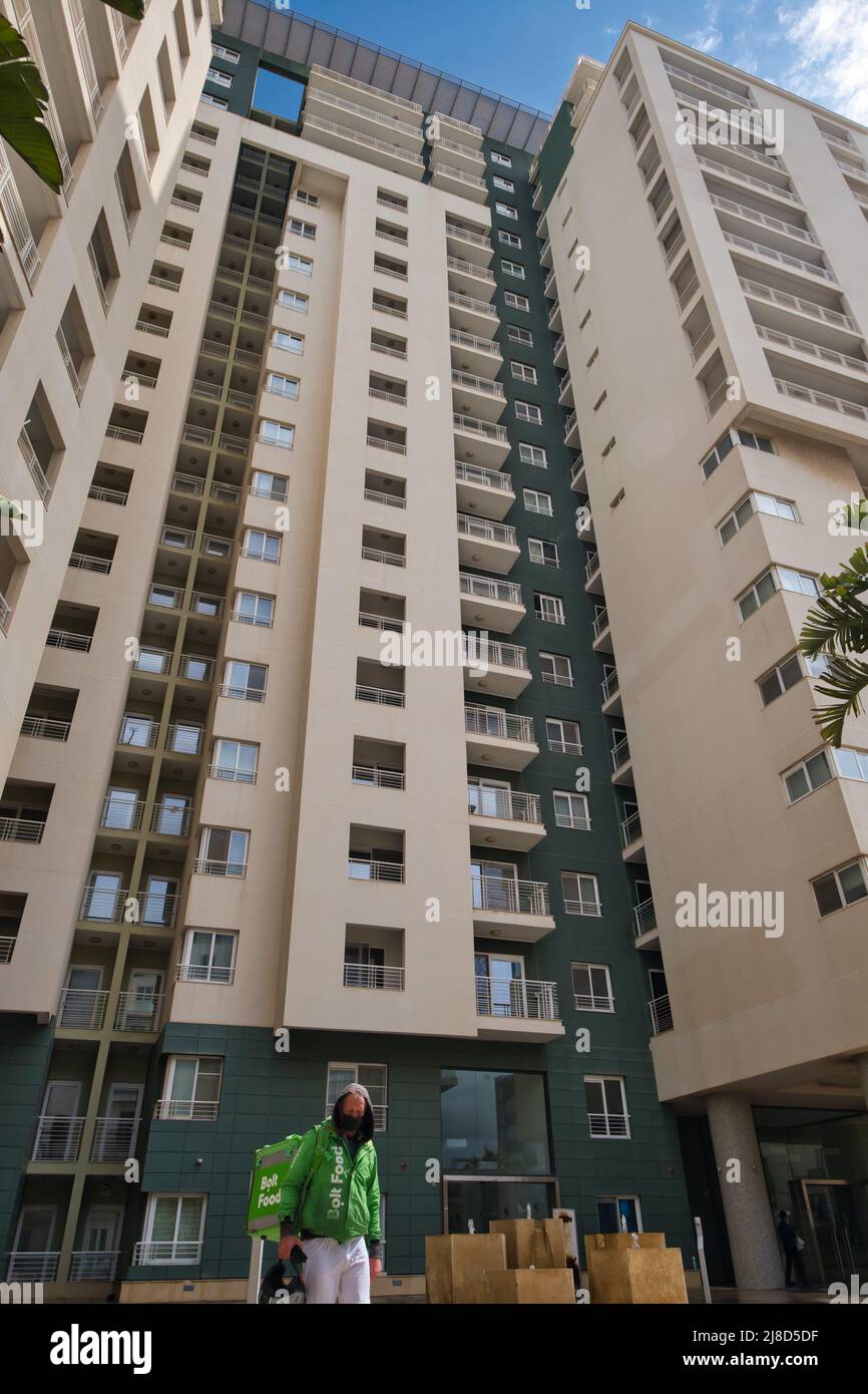 Vista ad angolo basso di un pilota di Bolt Food sotto un edificio con grattacielo a Sliema Foto Stock