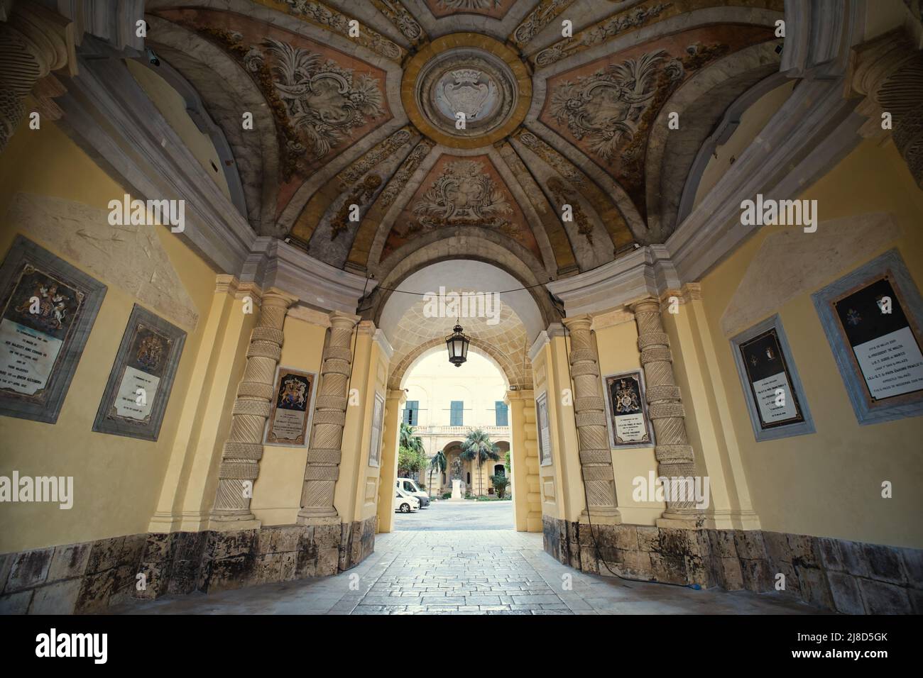 Vista sul salone d'ingresso dell'antico Palazzo del Gran Maestro a la Valletta Foto Stock