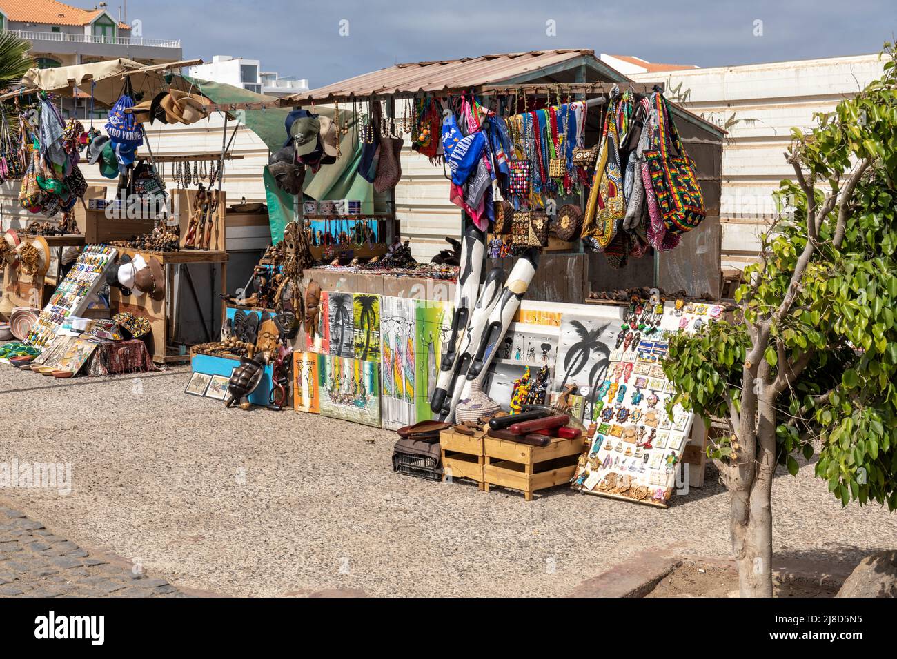 Una colorata bancarella di un venditore ambulante che vende souvenir ai turisti, Santa Maria, Sal, Capo Verde, Isole Cabo Verde, Africa Foto Stock