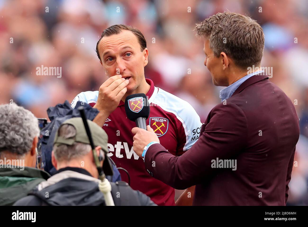 Londra, Regno Unito. 15th maggio 2022 ; London Stadium, Londra, Inghilterra; Premier League football West Ham versus Manchester City; A emotive Mark Noble of West Ham United è intervistato da ben Shepard Credit: Action Plus Sports Images/Alamy Live News Foto Stock