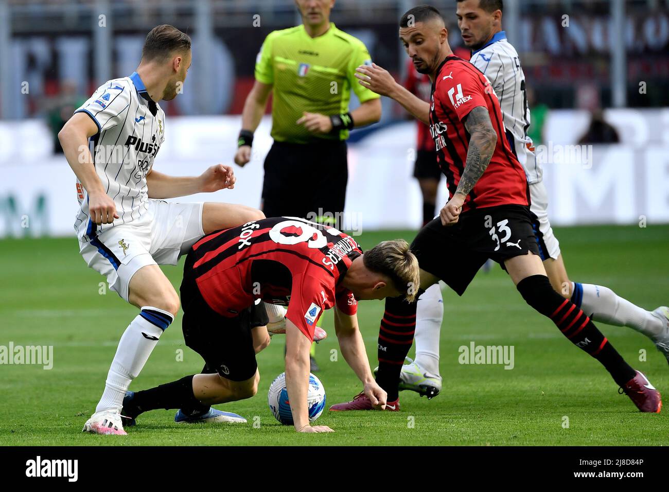 Milano, Italia. 15th maggio 2022. Teun Koopmeiners di Atalanta BC, Alexis Saelemaekers e Rade Krunic di AC Milan gareggiano per la palla durante la Serie A 2021/2022 partita di calcio tra AC Milan e Atalanta BC allo stadio San Siro di Milano (Italia), maggio 15th 2022. Foto Andrea Staccioli/Insidefoto Credit: Ininsidefoto srl/Alamy Live News Foto Stock