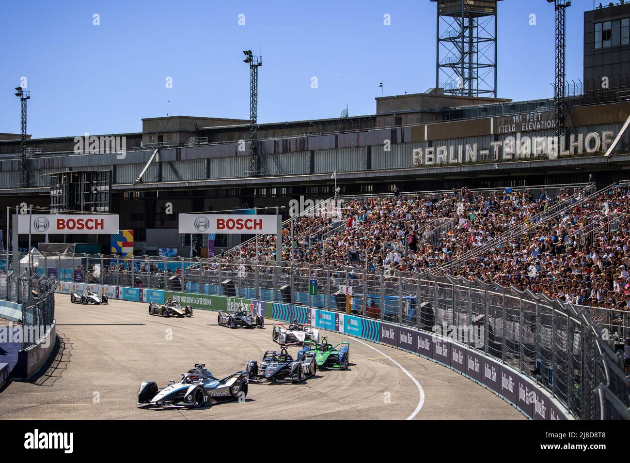 17 DE VRIES Nyck (nld), Mercedes-EQ Silver Arrow 02, Action 48 MORTARA Edoardo (swi), ROKIT Venturi Racing, Mercedes-EQ Silver Arrow 02, Action 04 5th FRIJNS Robin (nld), Envision Racing, Audi e-tron FE07, Action partirà durante l'ePrix di Berlino 2022, meeting del Campionato Mondiale di Formula e ABB FIA 2021-22, Sul circuito Tempelhof Airport Street dal 13 al 15 maggio, a Berlino - Foto: Germain Hazard/DPPI/LiveMedia Foto Stock