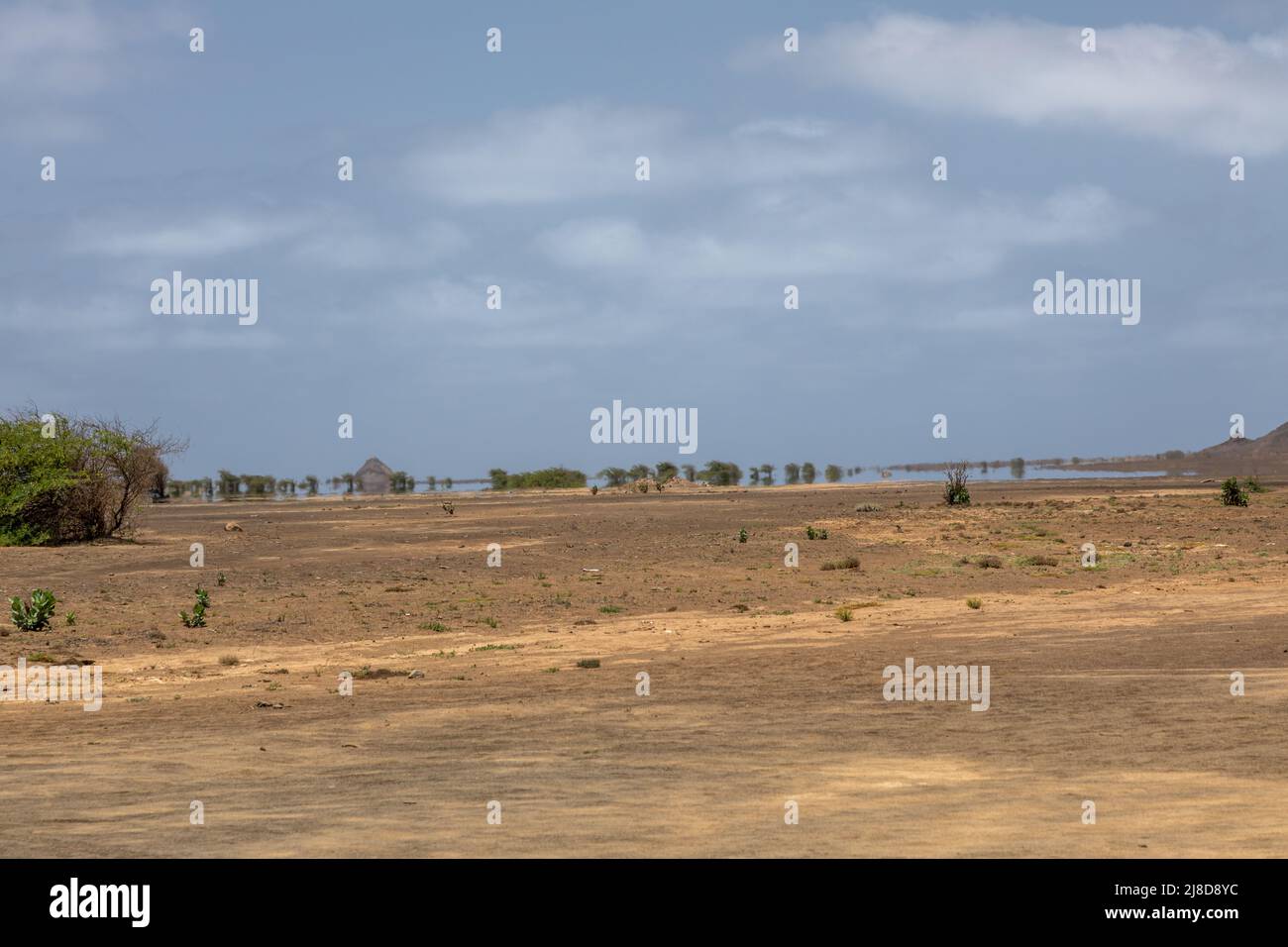 Il deserto & Mirages a SAL, Terra Boa. Il Mirage è un fenomeno ottico che  crea l'illusione di un lago desertico. Isole di Capo Verde, Africa Foto  stock - Alamy