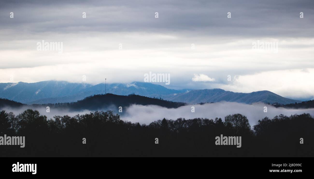 La nebbia e le nuvole riposano nelle Great Smoky Mountains, Pigeon Forge, Tennessee. Foto Stock
