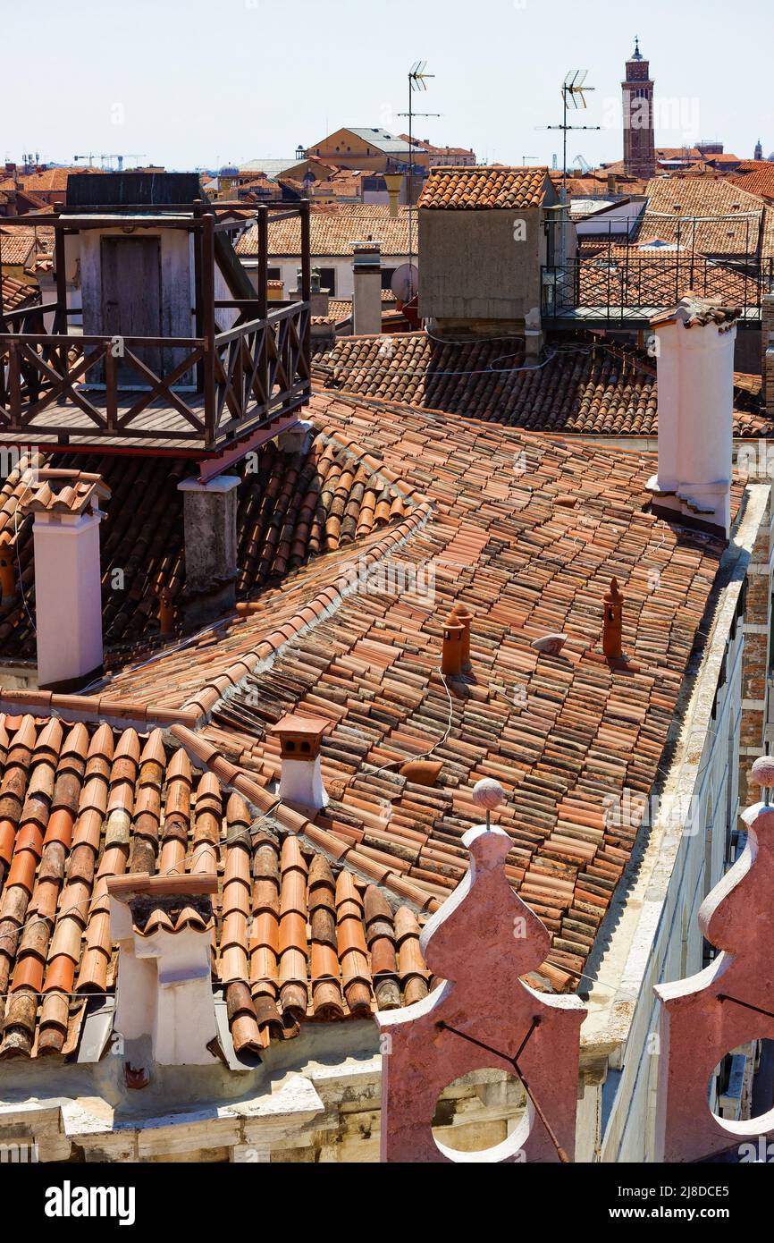Vista caratteristica dei tetti di Venezia dalla terrazza del Fondaco dei Tedeschi Foto Stock