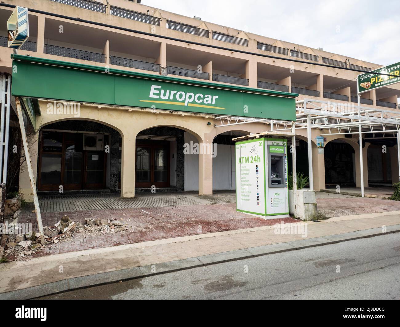 Ibiza, Spagna, 14December 2020 Noleggio auto negozio chiuso e abbandonato a causa della crisi del coronavirus. Concetto di fallimento. Foto Stock