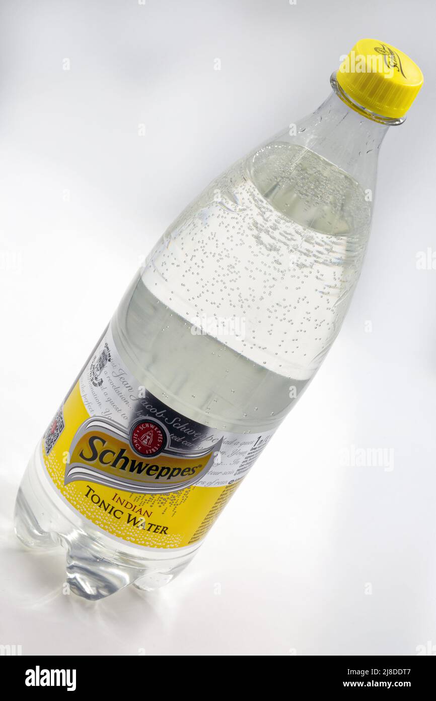 Kiev, Ucraina - 27 marzo 2021: Scheppes Indian Tonic Water bottiglia originale di plastica primo piano su sfondo bianco. Scheppes è una bevanda svizzera b Foto Stock