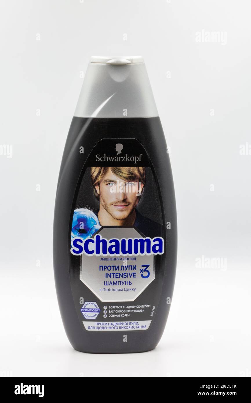 Kiev, Ucraina - 04 aprile 2021: Schwarzkopf Schauma anti-forfora shampoo closeup intensivo. Società di proprietà di Henkel, uno dei principali beauty busine Foto Stock