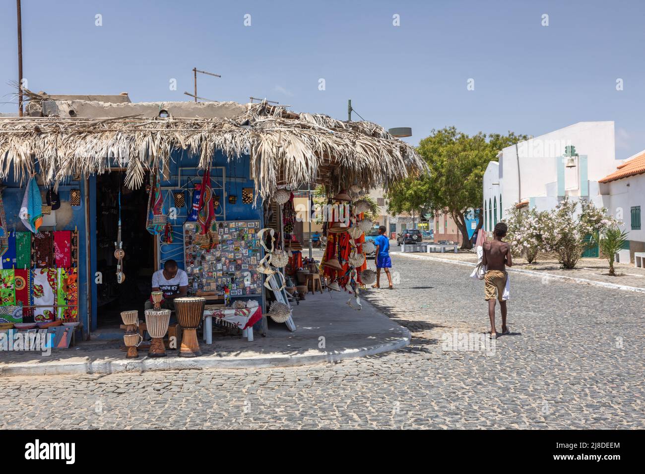 Negozio tradizionale che vende souvenir in una strada a Palmeira, SAL, Isole di Capo Verde, Africa Foto Stock