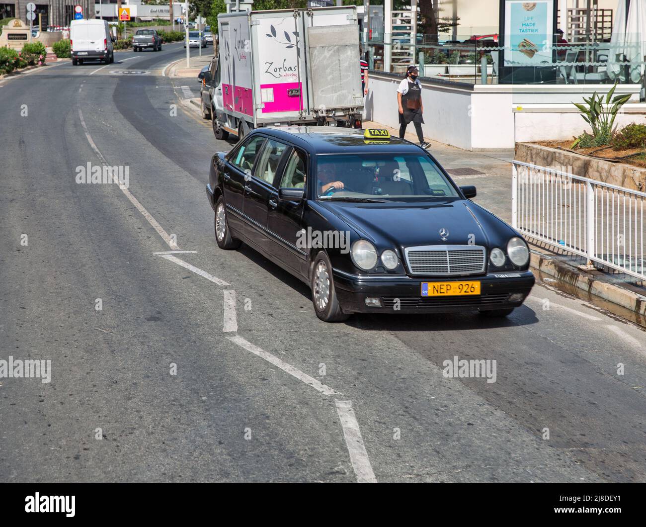 Ayia Napa, Cipro - 31 maggio 2021: Mercedes nera 6 porta taxi auto su Nissi Ave in centro. Ayia Napa è una località turistica all'estremità orientale del Foto Stock