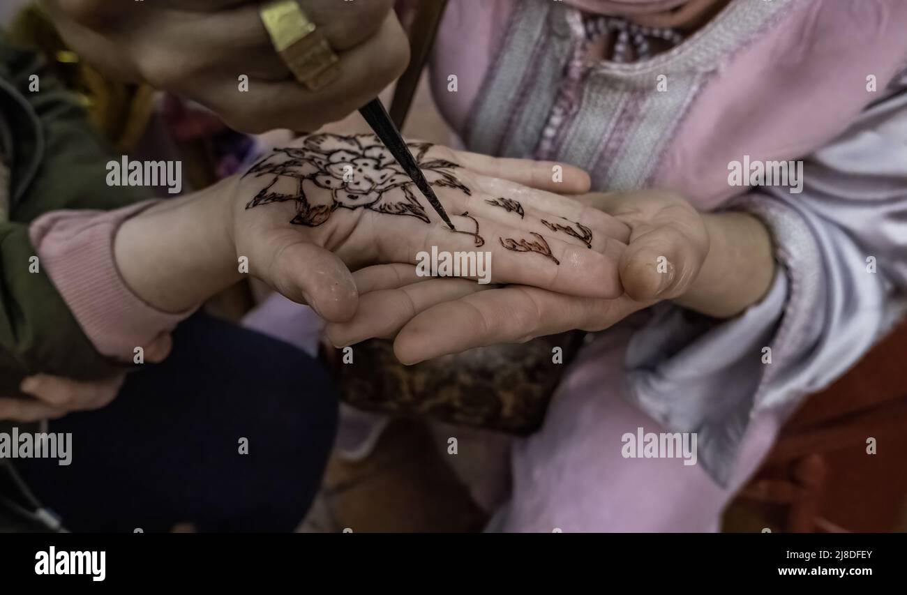 Particolare di decorazione arabica sulle mani, tatuaggio temporaneo Foto Stock