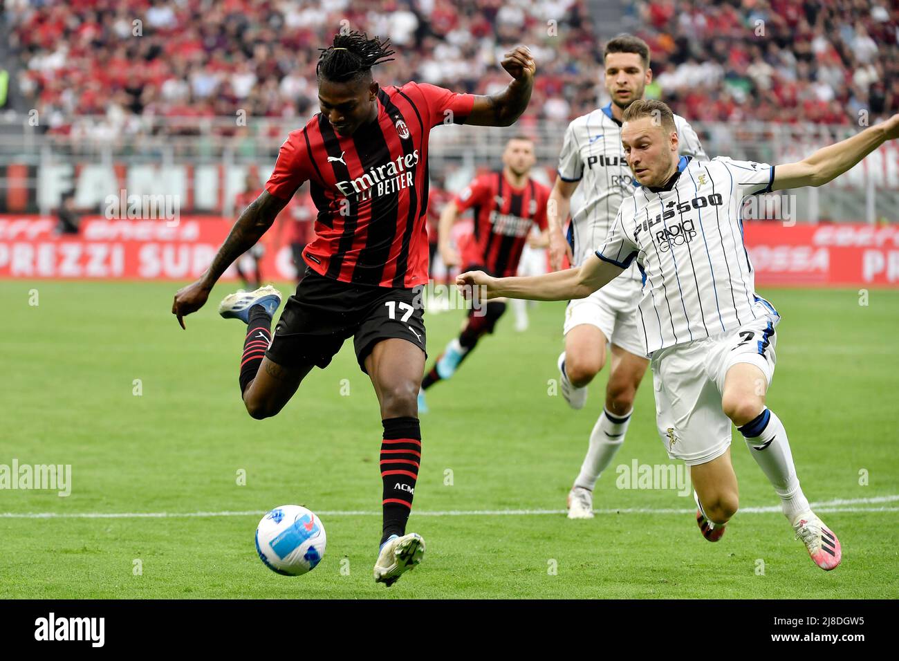 Milano, Italia. 15th maggio 2022. Rafael Leao dell'AC Milan supera i teun Koopmeiners dell'Atalanta BC e segna l'obiettivo del 1-0 durante la serie Una partita di calcio 2021/2022 tra AC Milan e Atalanta BC allo stadio San Siro di Milano (Italia), maggio 15th 2022. Foto Andrea Staccioli/Insidefoto Credit: Ininsidefoto srl/Alamy Live News Foto Stock