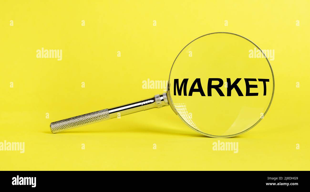 Ricerca di mercato di destinazione. Lente di ingrandimento con testo su sfondo giallo. Raccolta e analisi di informazioni sul nuovo prodotto, opinione dei consumatori. Concetto di marketing. Foto di alta qualità Foto Stock