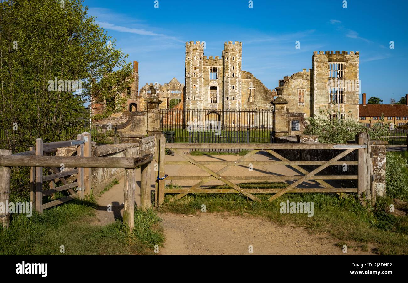 L'ingresso alle imponenti rovine della Cowdray House a Cowdray Park, Midhurst, West Sussex, Inghilterra, Regno Unito Foto Stock