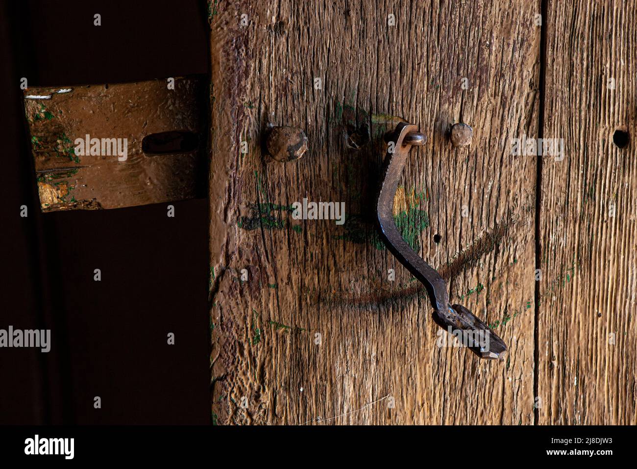 Vecchia porta di legno, da vicino Foto Stock