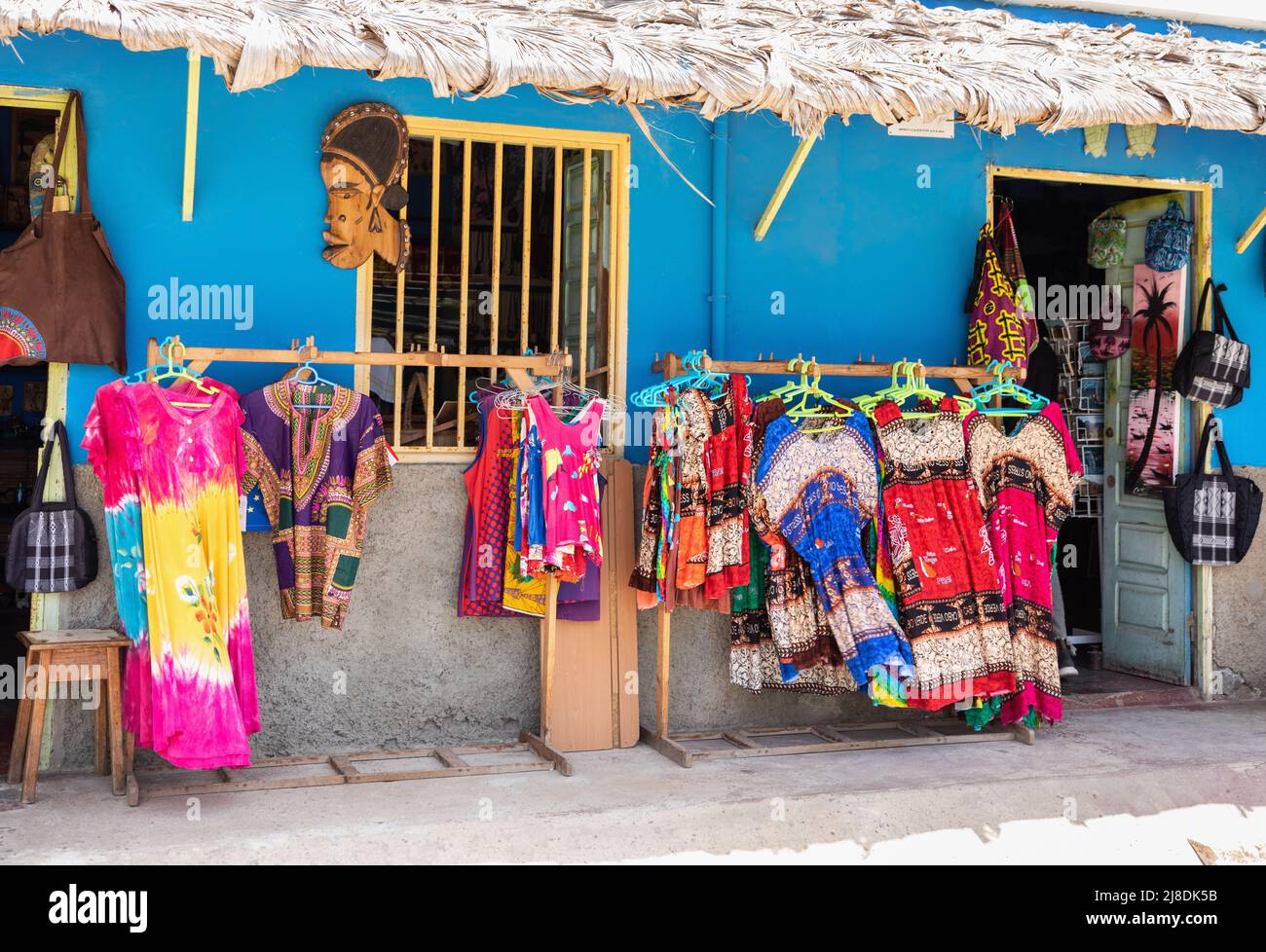 Abbigliamento colorato in vendita all'esterno di un negozio a Palmeira, isola di SAL, Capo Verde, Isole Cabo Verde, Africa Foto Stock