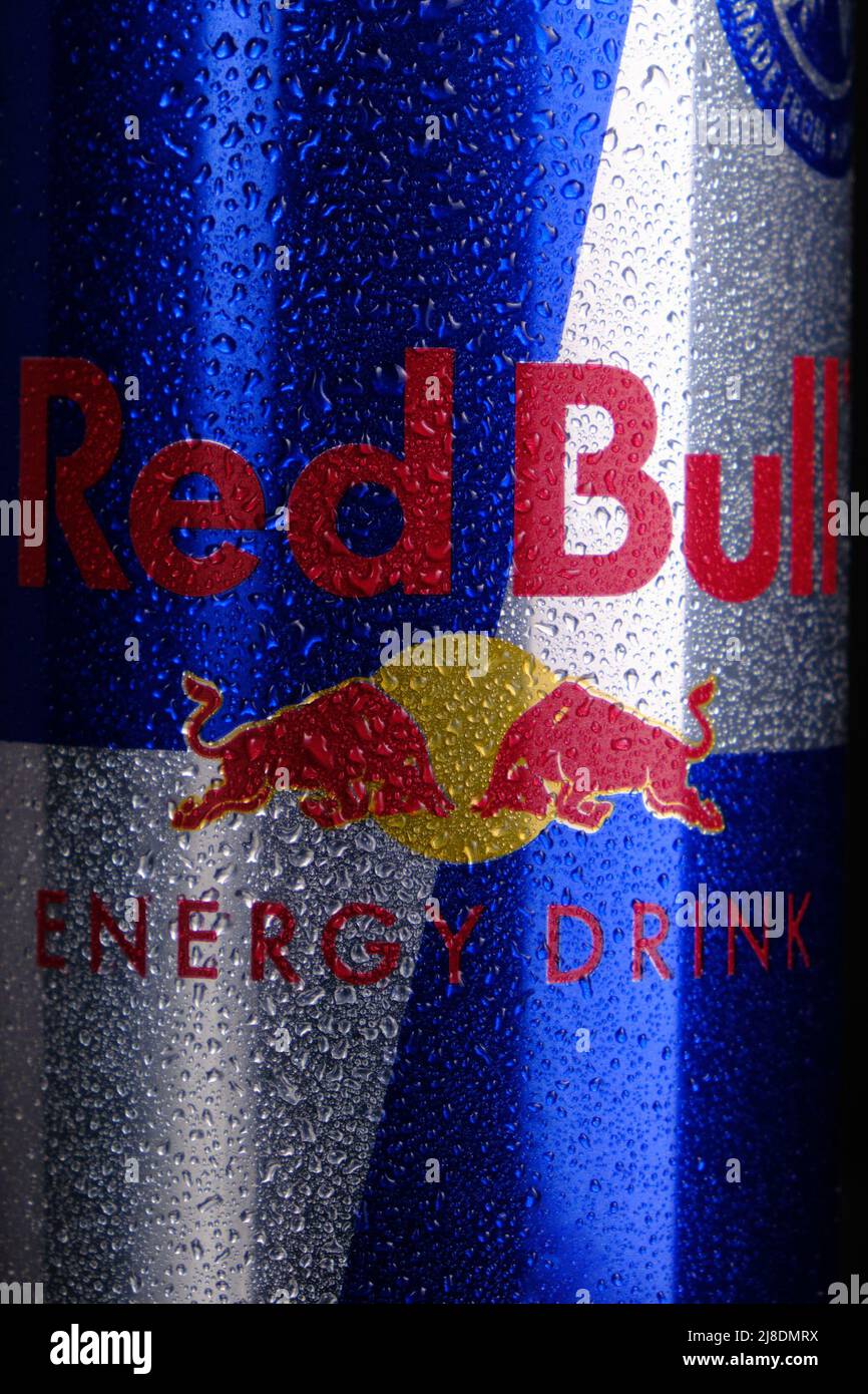 Kazakhstan, Kostanay 15 maggio 2022, logo su una bombolone in alluminio con bevanda energetica Red bull Foto Stock