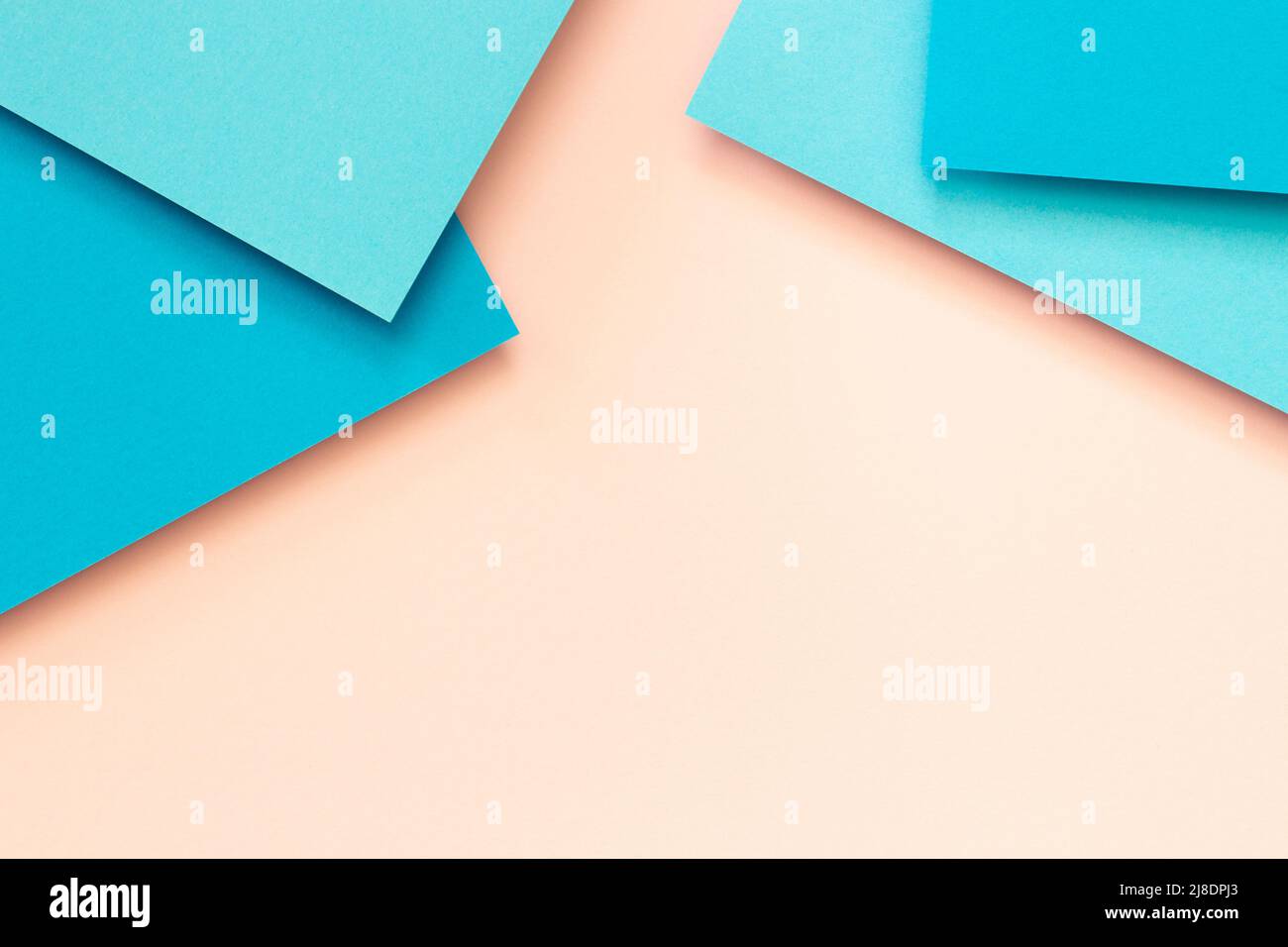 Carte astratte a colori geometria fondo piatto composizione con linee e forme di colore azzurro e rosa pallido. Vista dall'alto Foto Stock