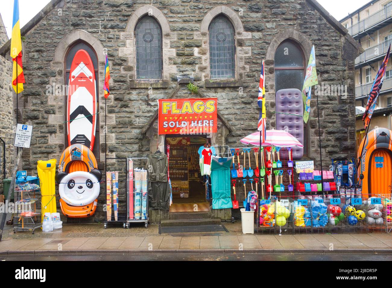 Negozio a Barmouth, Galles del Nord vendita equiment mare e bandiere tutti esposti all'esterno Foto Stock