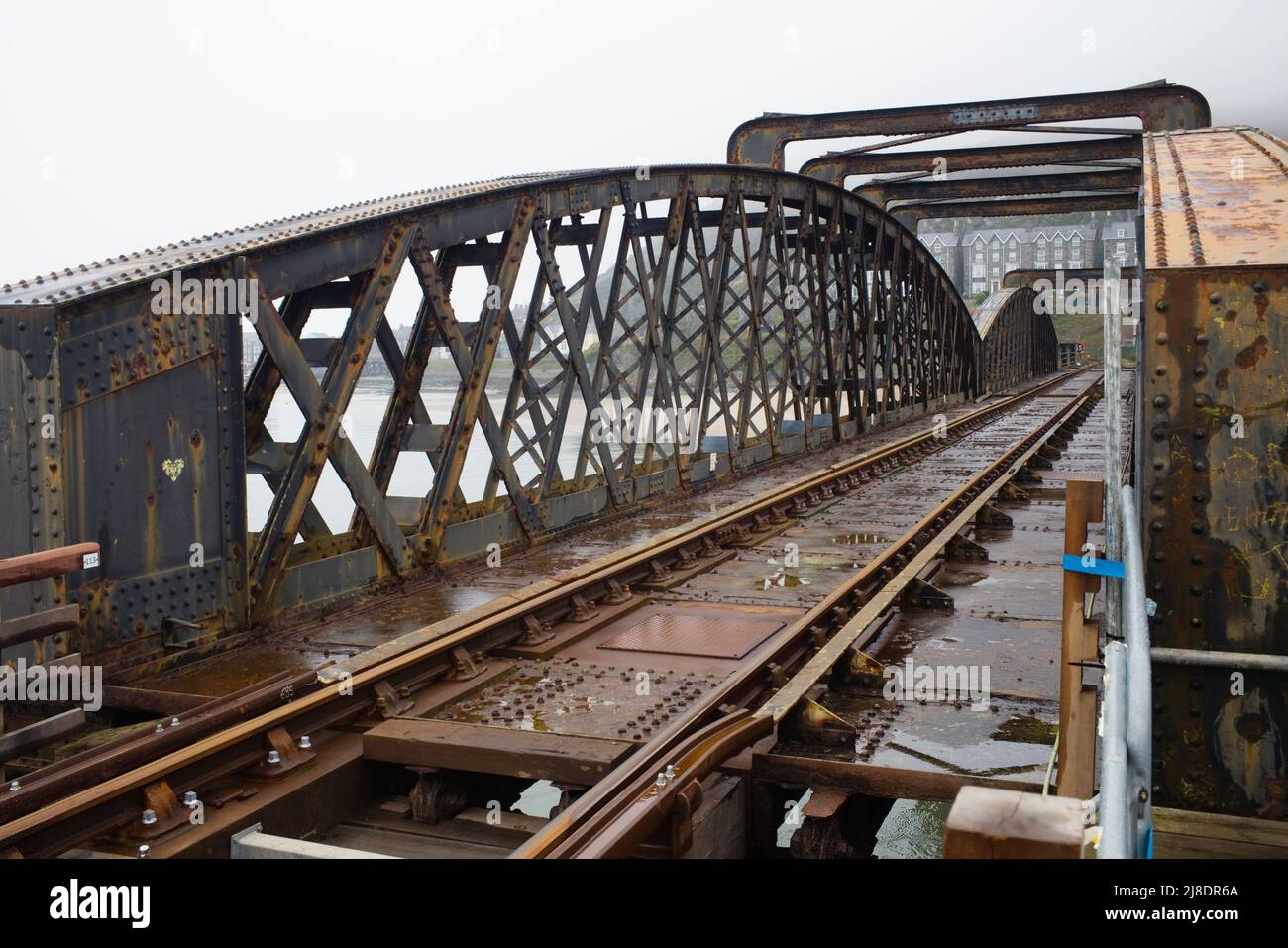 La parte centrale del ponte ferroviario sopra l'estuario a Barmouth che mostra la singola pista Foto Stock