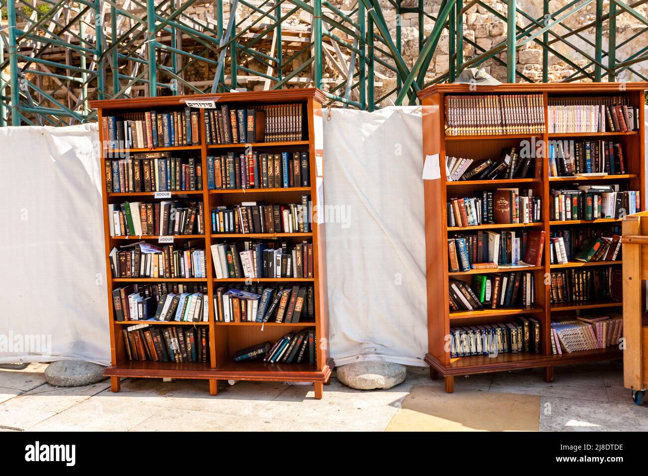 Gerusalemme, Israele - 11 settembre 2011: Mensole con libri santi al Muro Occidentale di Gerusalemme. Foto Stock