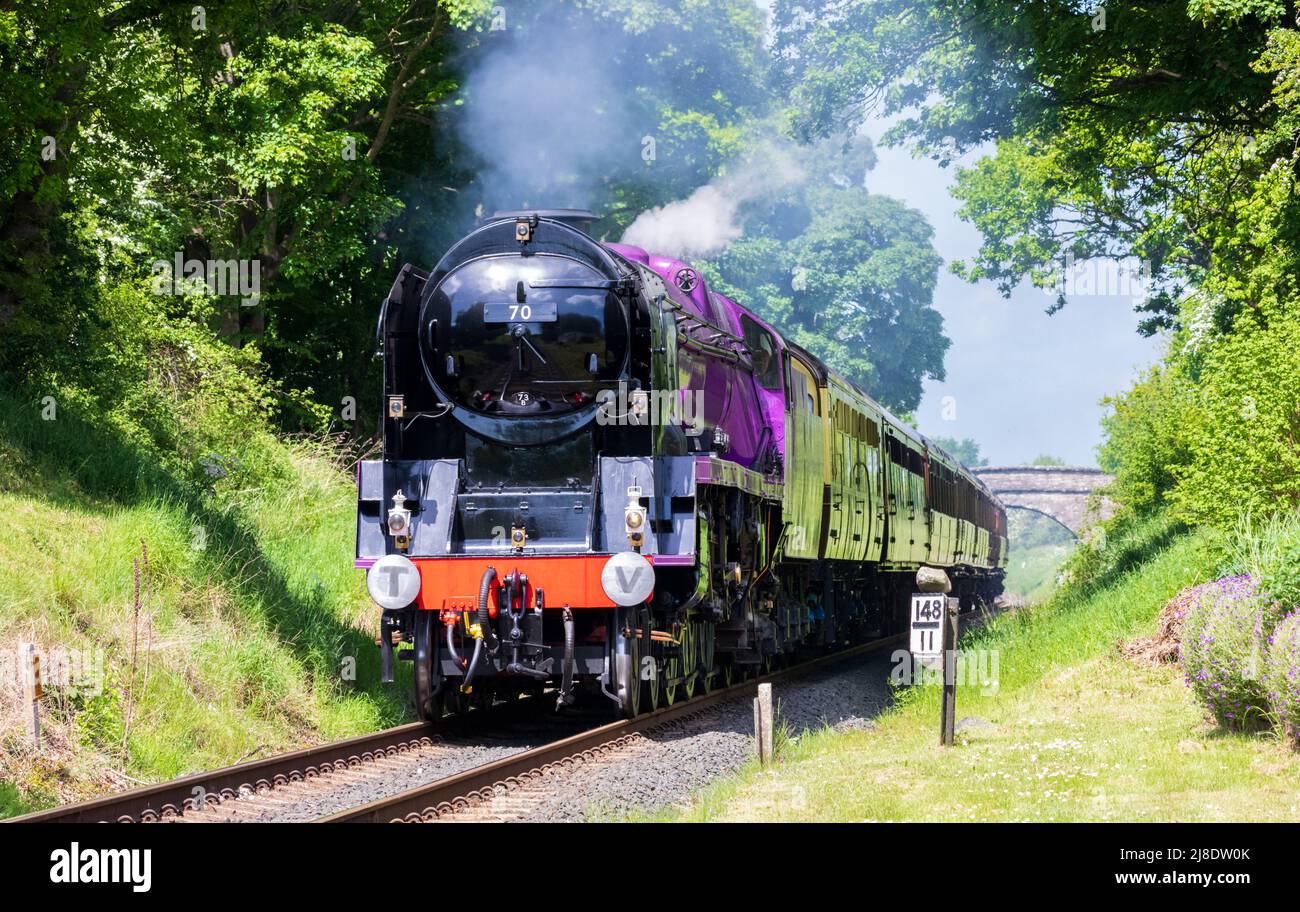 Bridgnorth, Regno Unito. 14th maggio 2022: Platinum Jubilee Special Edition il treno a vapore viola numero 70 trasporta per la prima volta i servizi attraverso Eardington Foto Stock