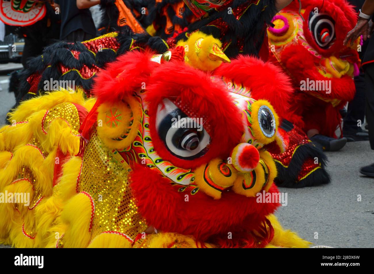 I Lions cinesi sulla Sixth Avenue, New York City celebreranno la prima parata culturale e del patrimonio dell'Islander asiatico-americano e del Pacifico il 15 maggio 2 Foto Stock