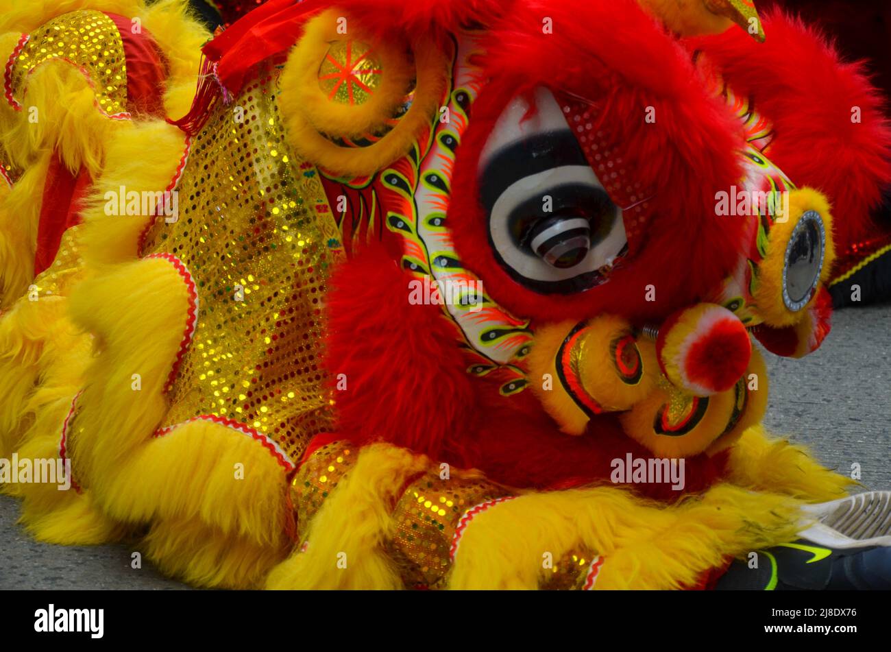 I Lions cinesi sulla Sixth Avenue, New York City celebreranno la prima parata culturale e del patrimonio dell'Islander asiatico-americano e del Pacifico il 15 maggio 2 Foto Stock
