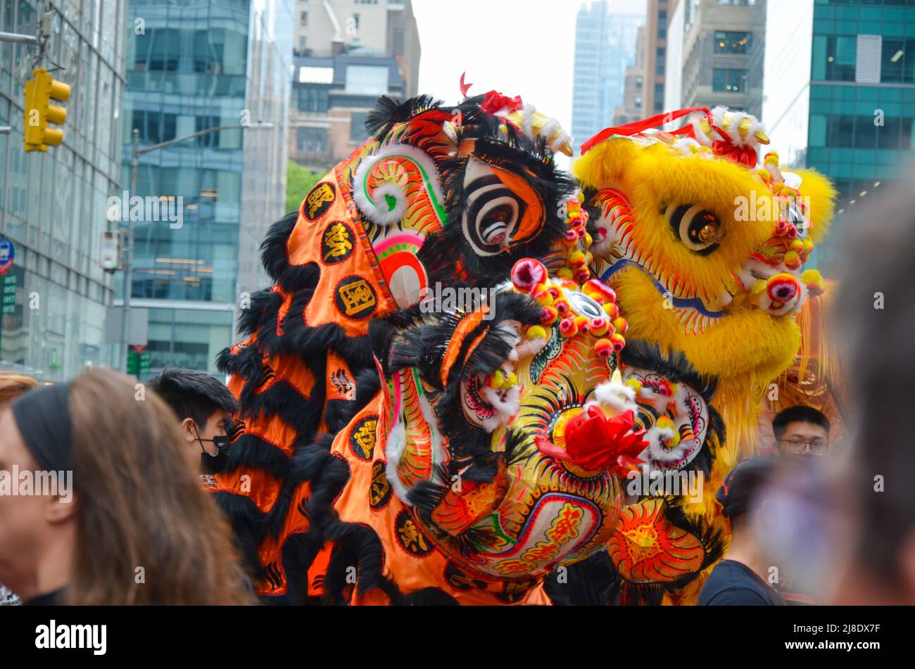 I Lions cinesi sulla Sixth Avenue, New York City celebreranno la prima parata culturale e del patrimonio dell'Islander asiatico-americano e del Pacifico il 15 maggio 2 Foto Stock