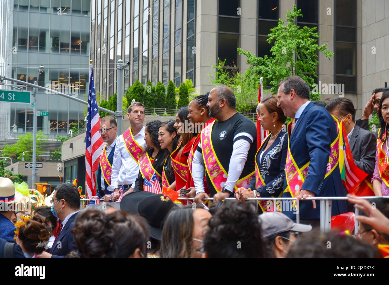 Eletti funzionari sulla Sixth Avenue, New York City per celebrare la prima parata culturale e del patrimonio dell'Islander asiatico americano e del Pacifico il 1 maggio Foto Stock