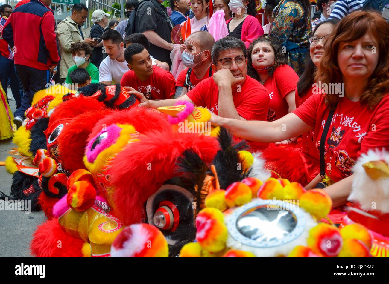 I Lions cinesi sulla Sixth Avenue, New York City celebreranno la prima parata culturale e del patrimonio dell'Islander asiatico-americano e del Pacifico il 15 maggio 2 Foto Stock