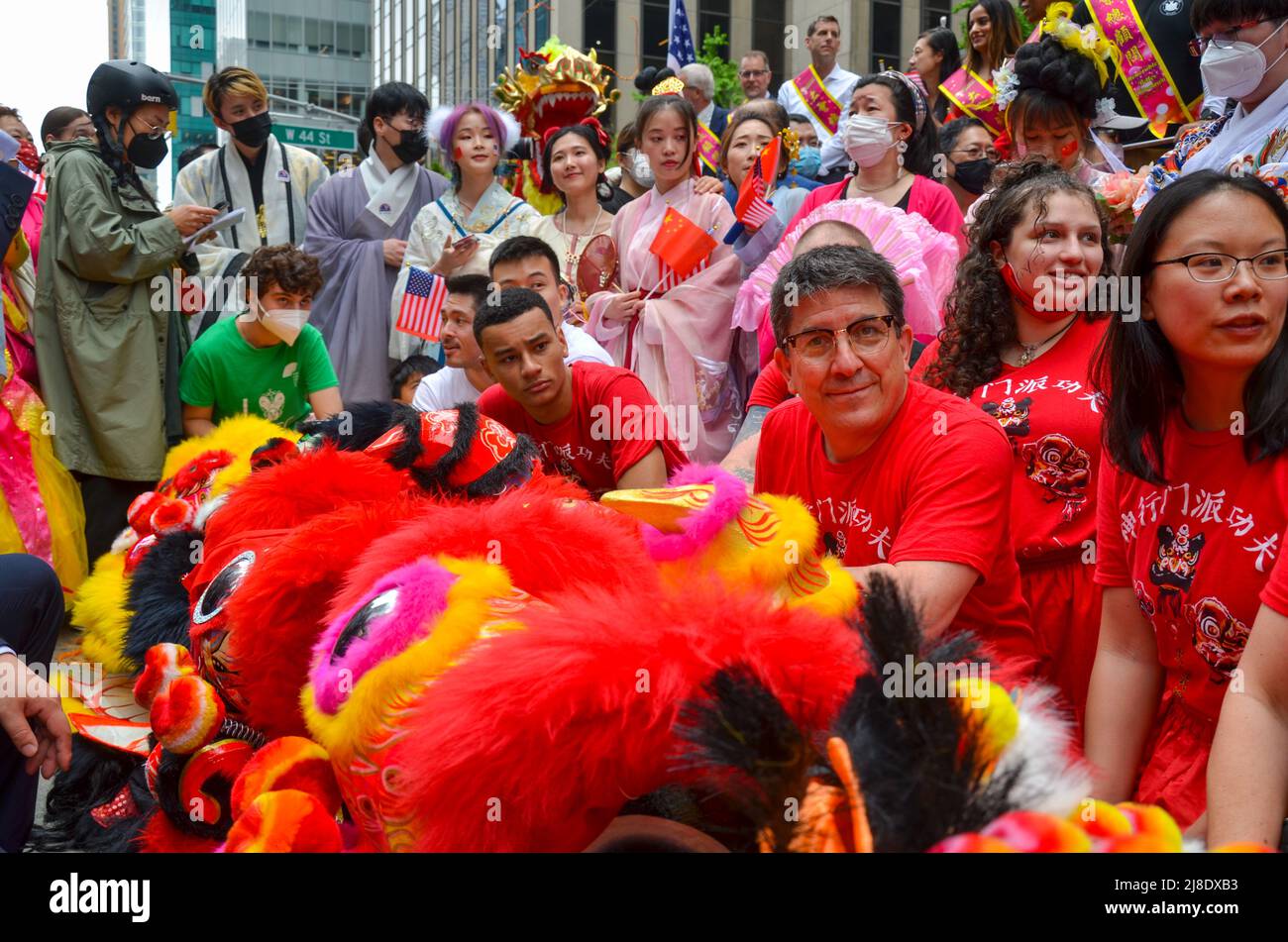I Lions cinesi sono pronti a marciare sulla Sixth Avenue, New York City, per celebrare il primissimo patrimonio culturale e culturale dell'Islander asiatico-americano e del Pacifico Foto Stock
