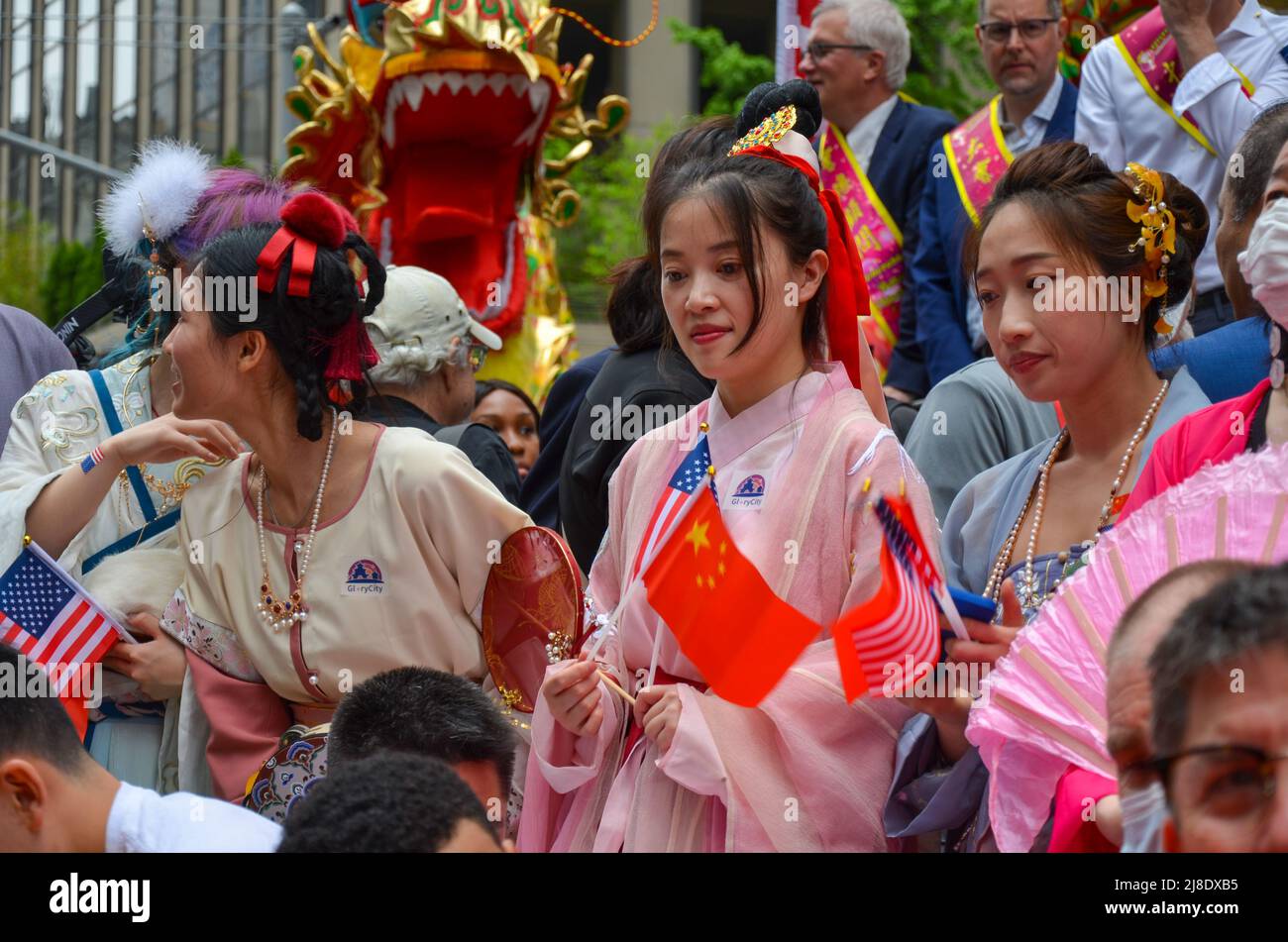 Un partecipante è visto indossare abiti tradizionali cinesi sulla Sixth Avenue, New York City per celebrare la prima Islande asiatica americana e del Pacifico Foto Stock